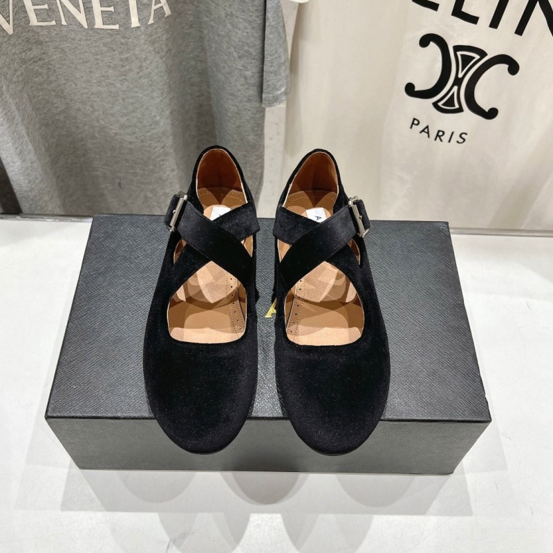 Other flat shoes